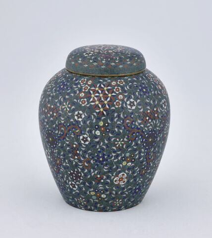 Vase de forme ovoïde, avec couvercle