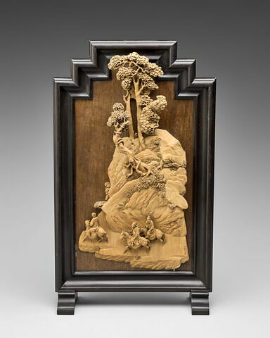 Tableau en bois en haut relief : cavaliers dans un paysage montagneux et boisé
