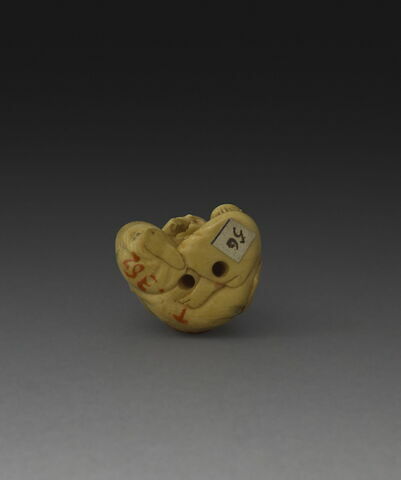 Netsuke : Homme accroupi mangeant des prunes (?), image 2/3