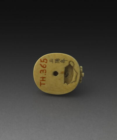 Netsuke : enfant assis (karako) sur un tambour percé, image 2/3