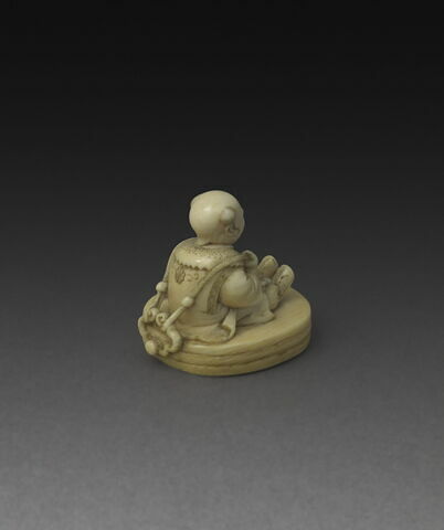 Netsuke : enfant assis (karako) sur un tambour percé, image 3/3