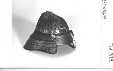 Boîte en laque imitant le bronze, en forme de casque japonais