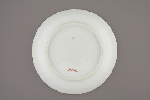 Compotier rond à bords festonnés et à côtes à l'intérieur, d'un ensemble de dix (TH 1354 à 1363), image 2/4