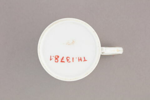 Tasse et soucoupe de la tasse, d'un cabaret (TH 1371 à TH 1379), image 3/6