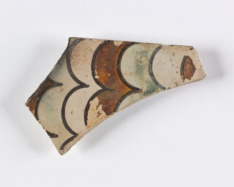 Deux fragments d'une plaque de revêtement décorative à décor d'ondulation, image 3/6