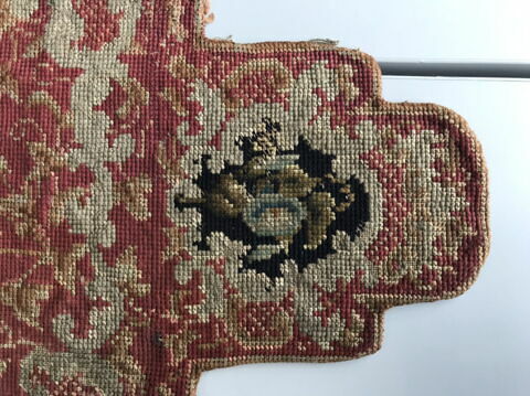 Lambrequin au petit point à décor floral sur fond rouge