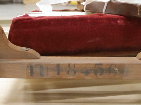 Une chaise restauration (un pied cassé), image 2/2