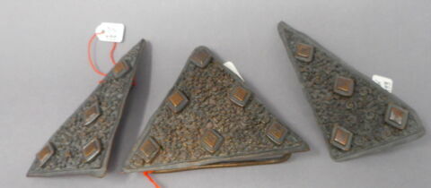 Trois éléments d'agrafe (?) triangulaires