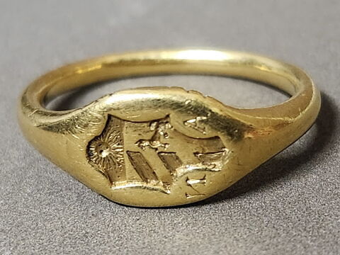 Bague portant des armoiries sur le chaton et lettres AN