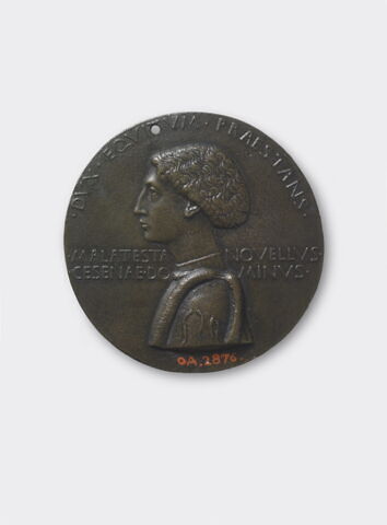 Médaille : Malatesta Novello / un homme en armure en prière au pied d'un crucifix