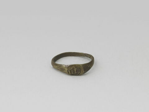 Bague sur le chaton : IHS