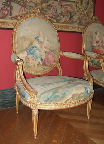 Fauteuil couvert en tapisserie de Beauvais, d'un ensemble de dix (OA 6657 à OA 6666)