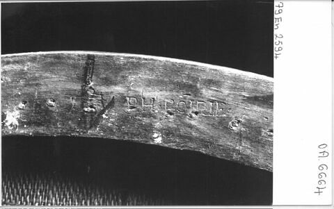 Fauteuil couvert en tapisserie de Beauvais, d'un ensemble de dix (OA 6657 à OA 6666), image 2/3