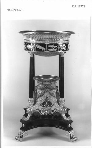 Jardinière à décor de sphinges et signes du zodiaque, image 5/13
