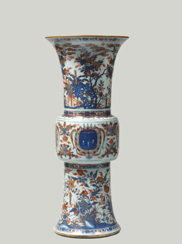 Vase cornet aux armes du duc d'Orléans d'une série de quatre (voir OA 5483, OA 5484 et OA 5485), image 2/5