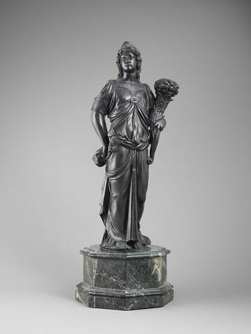 Statuette : femme debout tenant une corne d'abondance