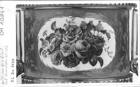 Vase Fontanieu à deux anses, d'une garniture (OA 10939 à OA 10941), image 3/4