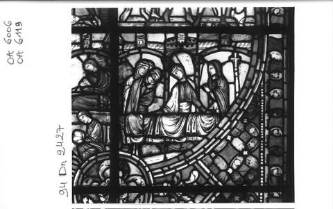 Vitrail, médaillon inférieur : scènes de l'histoire de saint Nicaise avec saint Nicaise et sainte Eutropie se dirigeant vers la cathédrale de Reims, arrivée des Vandales, martyre de saint Nicaise, image 15/17