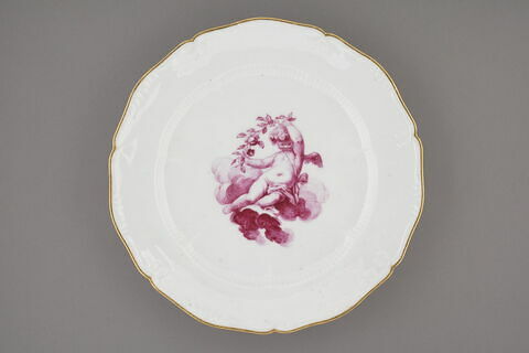 Assiette "à cordonnet" à décor d'Amour en camaïeu carmin