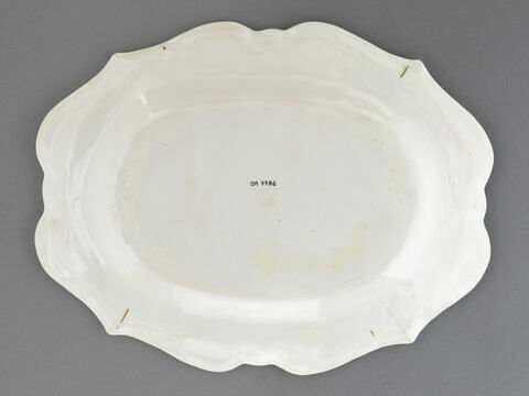 Plat ovale à décor polychrome, image 2/2