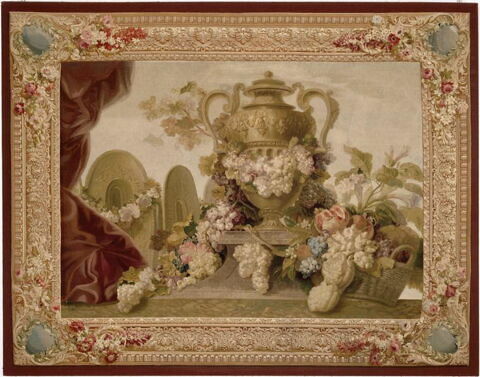 Tapisserie Vase, fleurs, fruits, orfèvrerie (dans un encadrement).