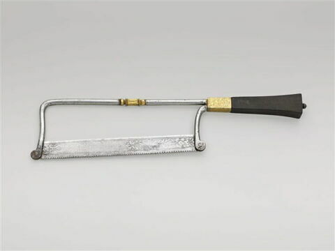 Trousse de piqueur comprenant 7 instruments :  passe-corde, petit couteau à défaire, couteau à défaire, hachette articulée de veneur, couteau, lime à carrelette, scie à main, image 5/5