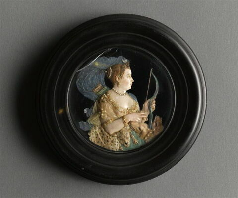 Médaillon rond : buste de femme en Diane
