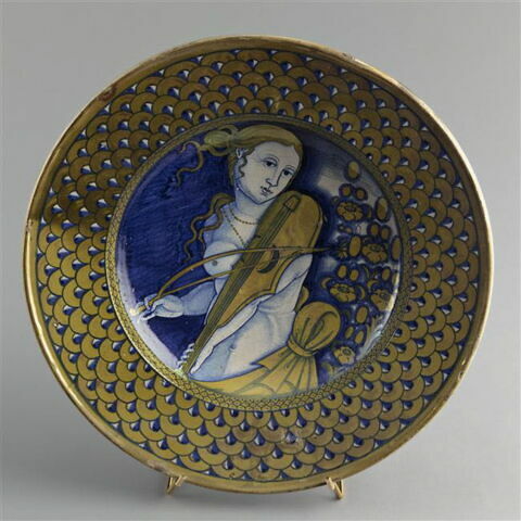 Grand plat : jeune femme jouant de la viole