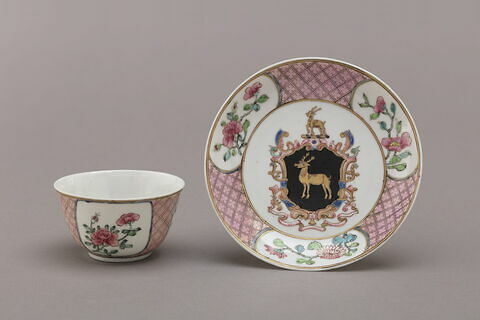 Tasse et soucoupe d'un service à thé et à café de dix-huit pièces (R 1173 à 1191)