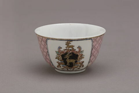 Tasse à thé d'un service à thé et à café de dix-huit pièces (R 1173 à 1191).