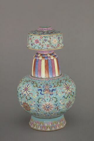 Vase sur pied bas ; panse sphérique renflée, d'une paire (R 1194)