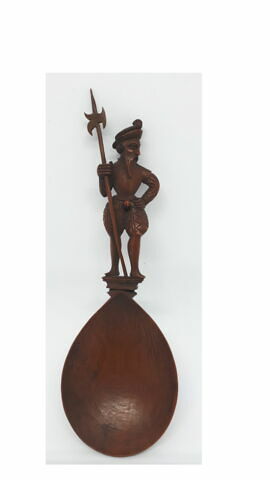 Cuiller à manche sculpté : homme portant une hallebarde