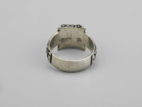 Bague en argent, dite bague de deuil, avec pierre rose foncé, image 2/3