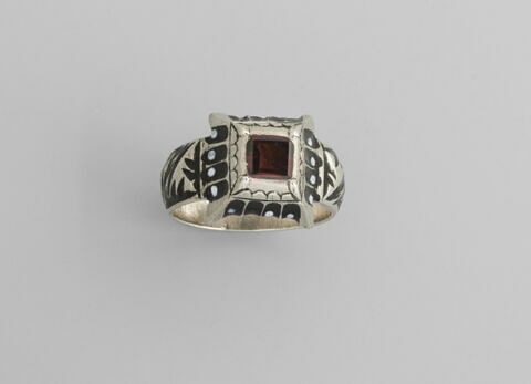 Bague en argent, dite bague de deuil, avec pierre rose foncé, image 3/3