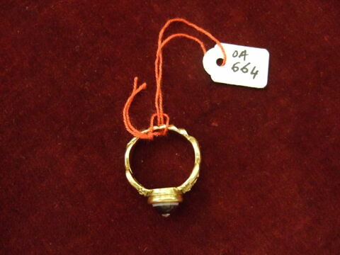 Bague en or, anneau formé de deux sirènes, onyx incrusté d'un brillant, image 2/3