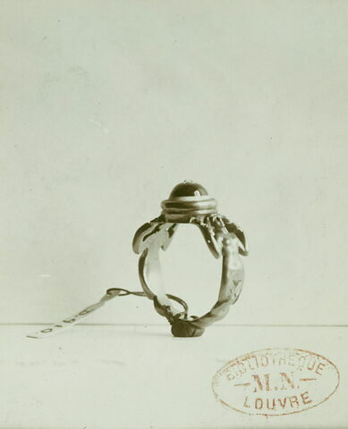 Bague en or, anneau formé de deux sirènes, onyx incrusté d'un brillant, image 3/3