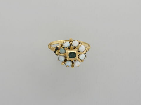 Bague en or avec émeraude entourée de huit petites opales, image 3/4