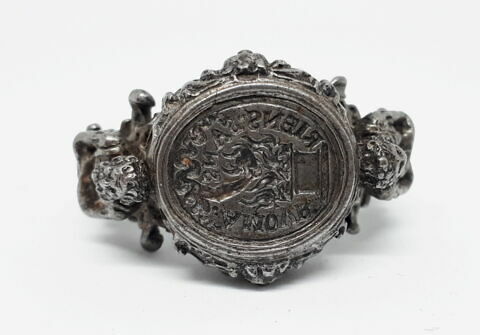 Bague en fer ciselé à deux cariatides