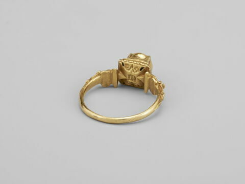 Bague en or émaillé, montée d'une cornaline, image 2/2