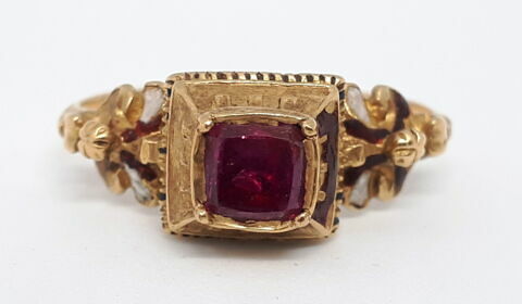 Bague en or enchâssant un rubis