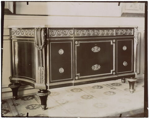 Commode pour le Salon des Nobles de la reine au château de Versailles, image 4/4