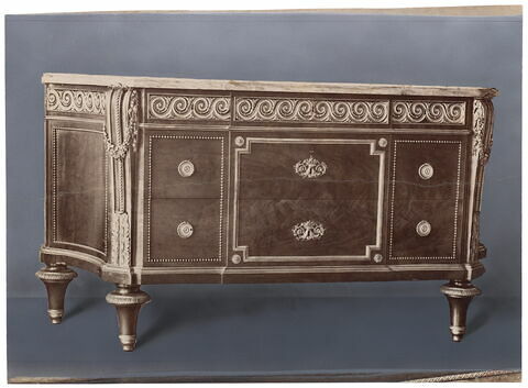 Commode pour le Salon des Nobles de la reine au château de Versailles, image 3/4