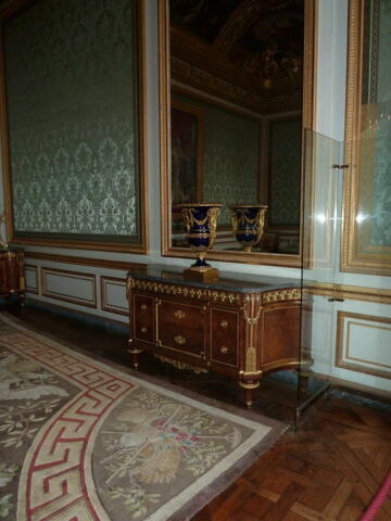 Commode pour le Salon des Nobles de la reine au château de Versailles, image 2/4