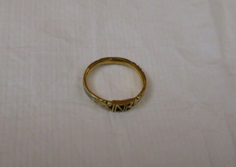 Bague en or gravé et émaillé bleu pâle