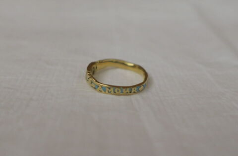 Bague en or gravé et émaillé bleu pâle, image 2/4