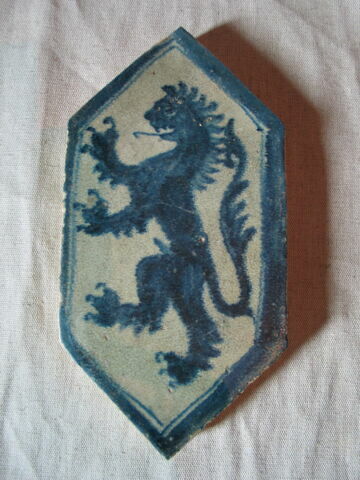 Carreau hexagonal : Lion rampant (armoiries des Caracciolo), image 3/5