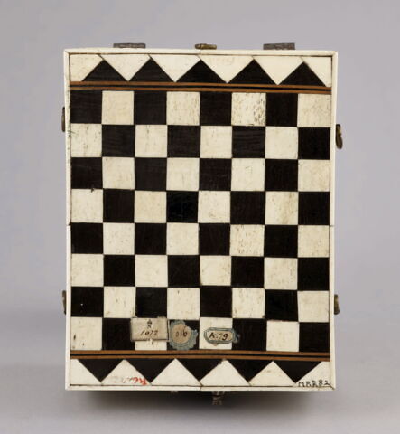 Coffret de mariage : danse mauresque et scènes de jeu et de chasse, image 7/8