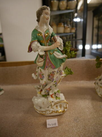 Statuette de bergère, d'une paire (TH 567)