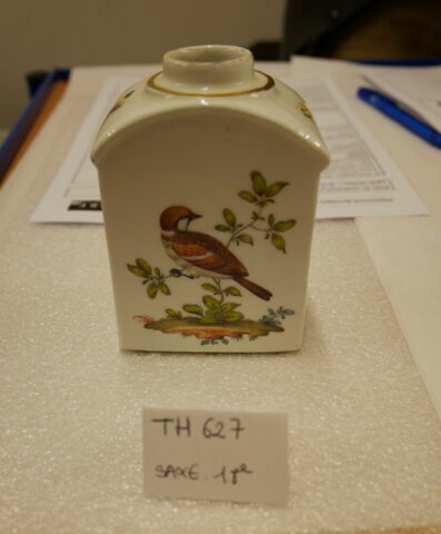 Pièce d'un cabaret (TH 621 à 655) : flacon à thé