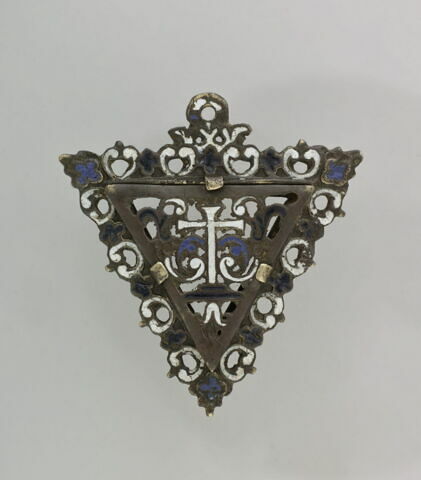 Médaillon triangulaire en cuivre émaillé, orné d'une croix